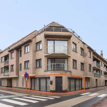 Close To The Shopping Street *